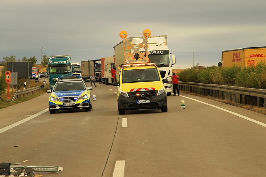 An zwei Baustellenfahrzeugen entlanggeschrammt