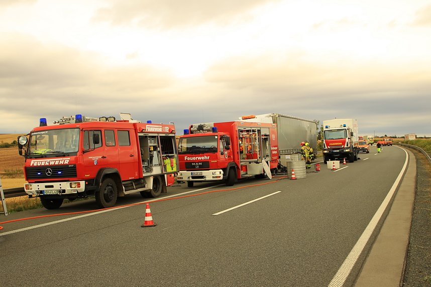 An zwei Baustellenfahrzeugen entlanggeschrammt