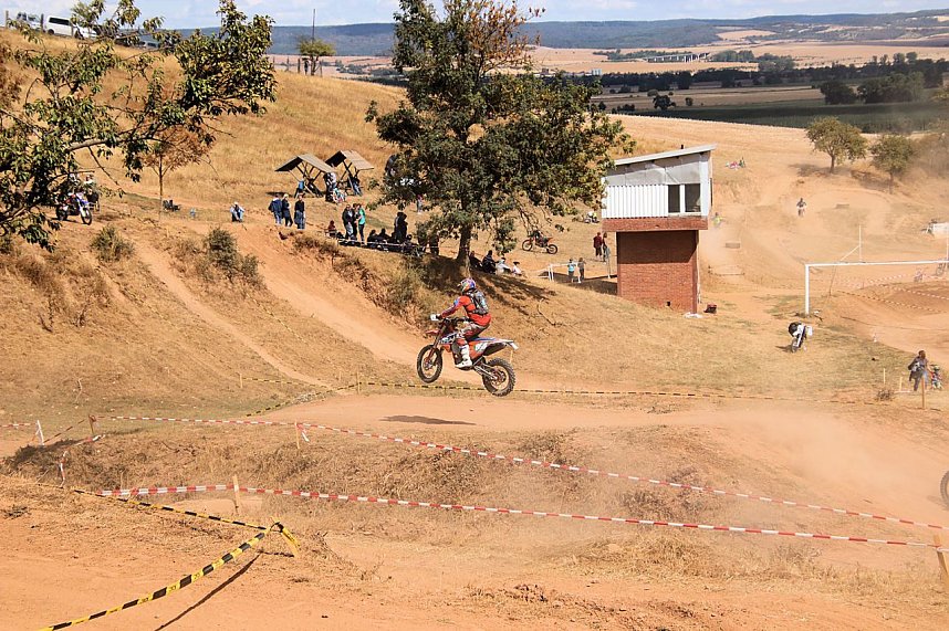 Fliegende Maschinen am Weinberg
