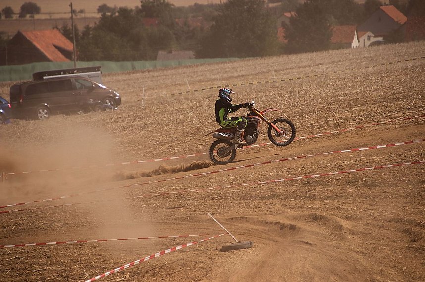 Fliegende Maschinen am Weinberg