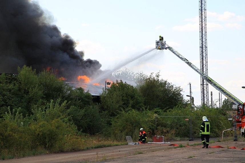 Gro&szlig;brand auf Bahnhofsgel&auml;nde