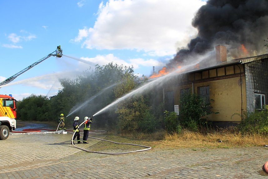 Gro&szlig;brand auf Bahnhofsgel&auml;nde