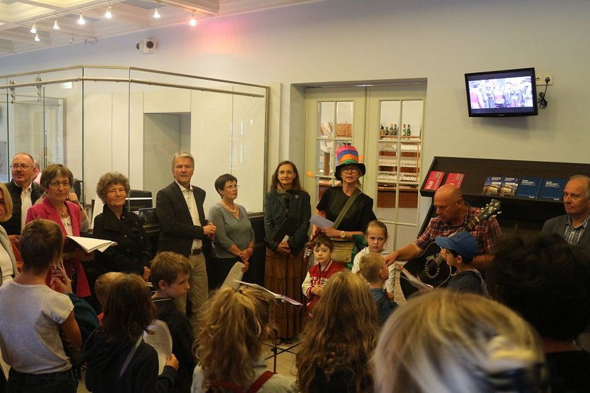 21. Treppenk&auml;fertaufe vor dem Theater