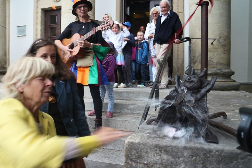 21. Treppenk&auml;fertaufe vor dem Theater
