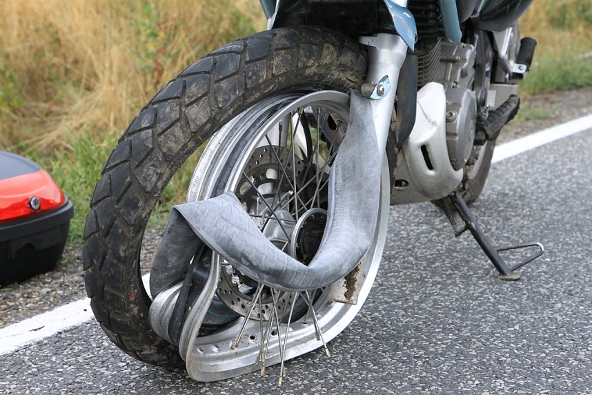 Motorradfahrerin verletzt