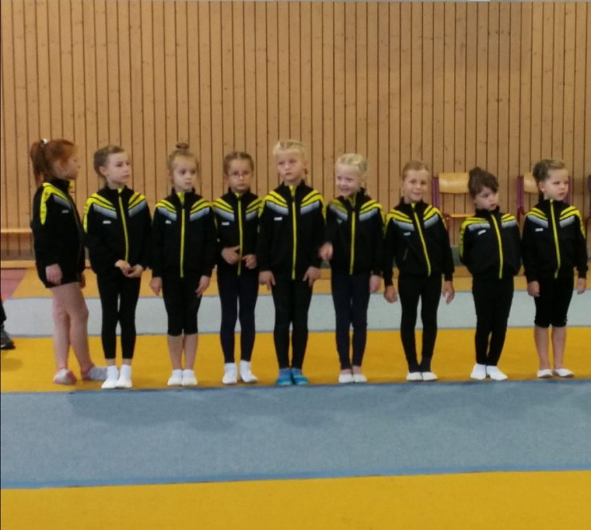 Junge Turnerinnen ganz Gro&szlig;