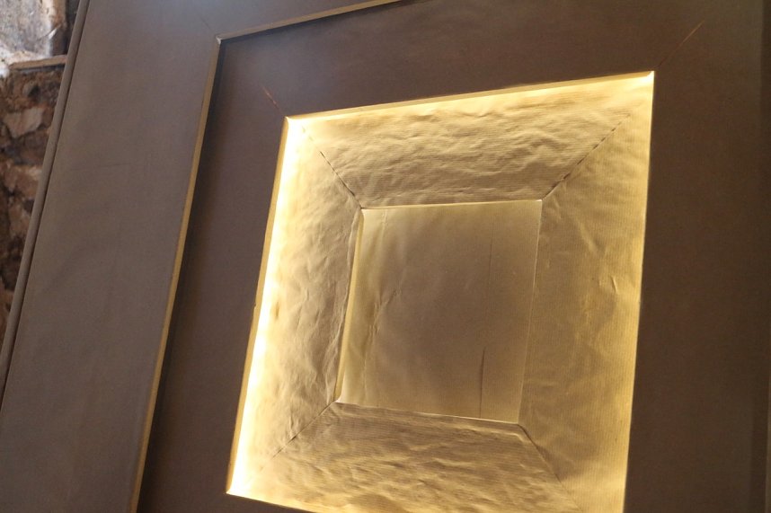 Ein Spiel aus Licht und Schatten - K&uuml;nstlerin Judith Rautenberg hat das alte Neust&auml;dter Herrenhaus als Hintergrund f&uuml;r ihr Kunstprojekt gew&auml;hlt