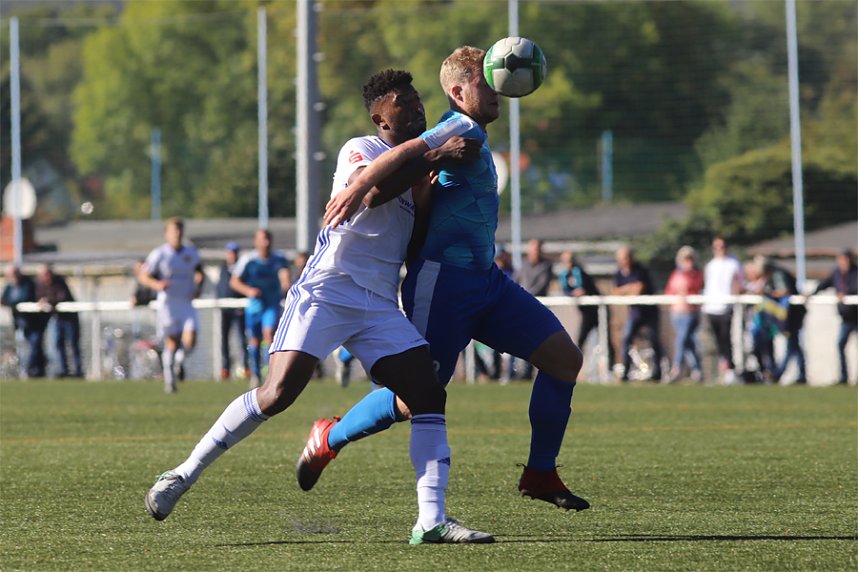 Robin Flu&szlig; mit K&ouml;pfchen gegen Jose Raimundo Silva Magalhaes