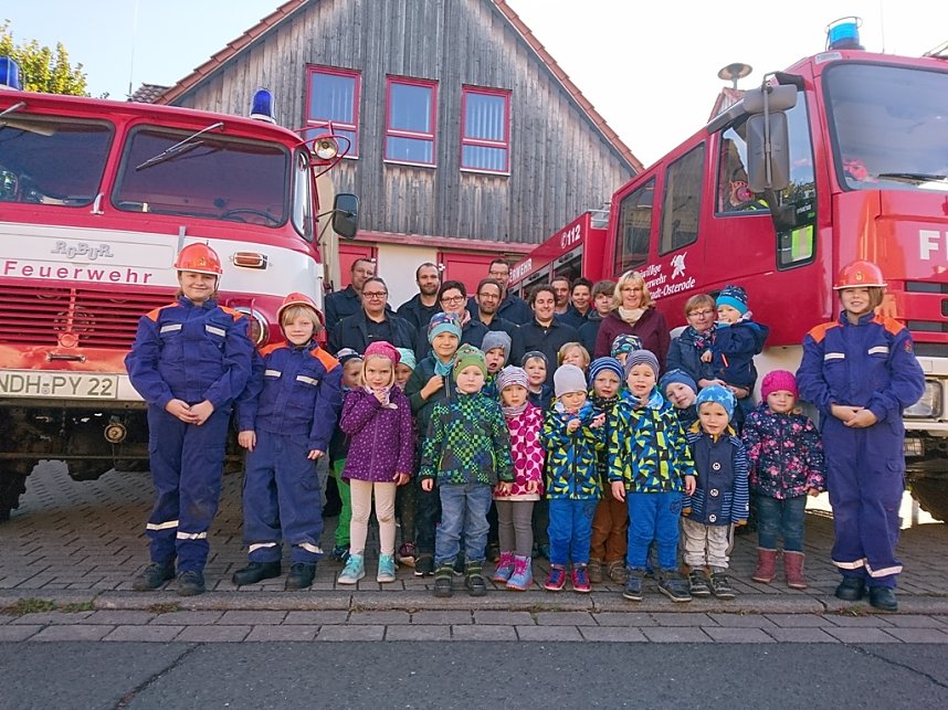 Regenbogen-Kinder zu Besuch bei der Feuerwehr