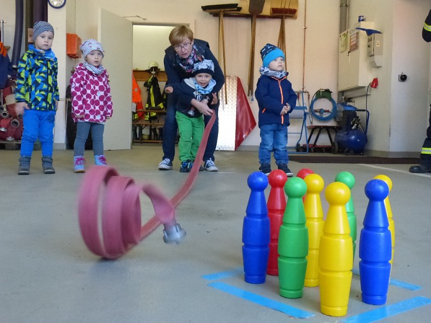 Regenbogen-Kinder zu Besuch bei der Feuerwehr