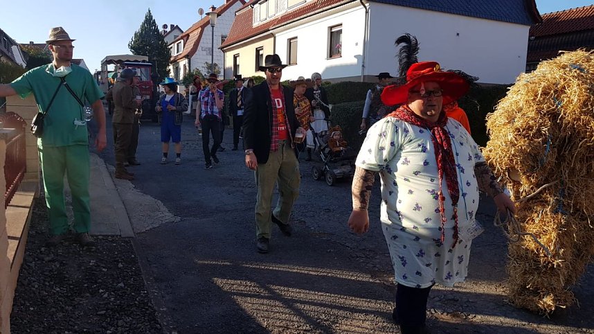 Buntes Treiben zum Kirmesumzug in Kleinwerther