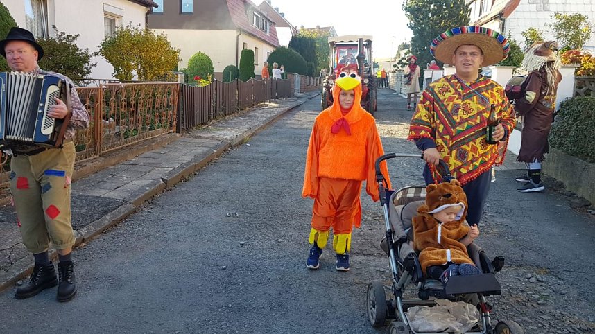 Buntes Treiben zum Kirmesumzug in Kleinwerther