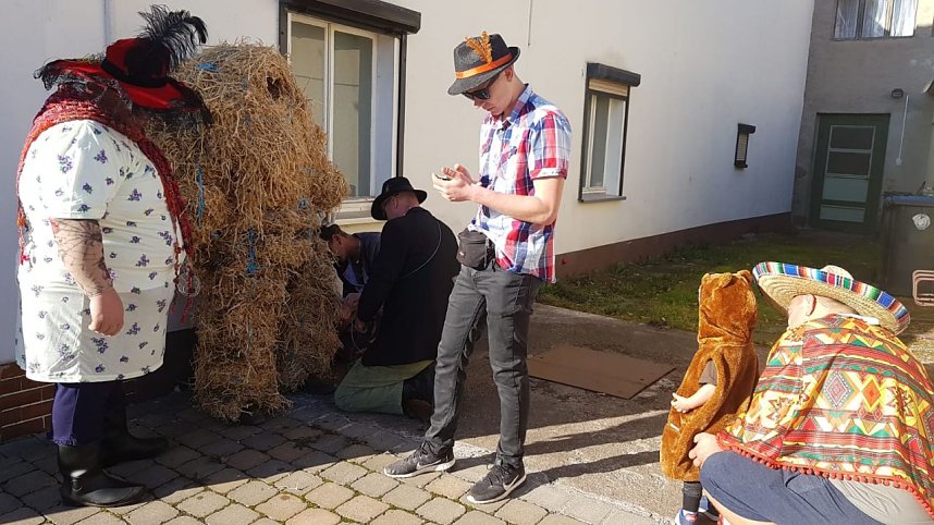 Buntes Treiben zum Kirmesumzug in Kleinwerther