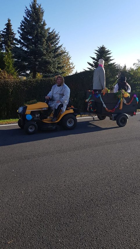 Buntes Treiben zum Kirmesumzug in Kleinwerther