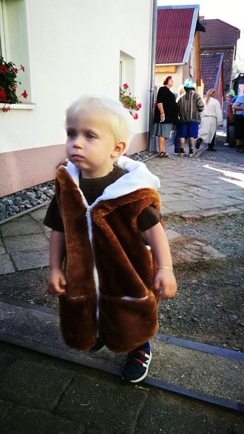 Buntes Treiben zum Kirmesumzug in Kleinwerther