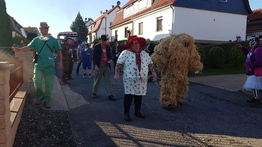 Buntes Treiben zum Kirmesumzug in Kleinwerther