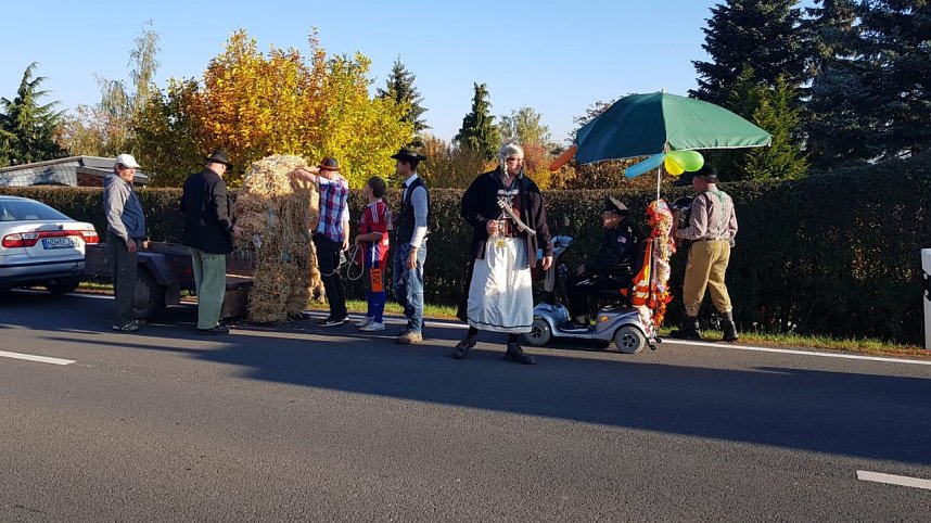 Buntes Treiben zum Kirmesumzug in Kleinwerther