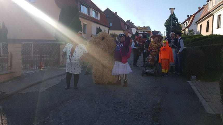 Buntes Treiben zum Kirmesumzug in Kleinwerther