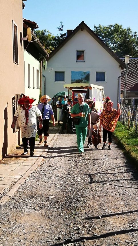 Buntes Treiben zum Kirmesumzug in Kleinwerther