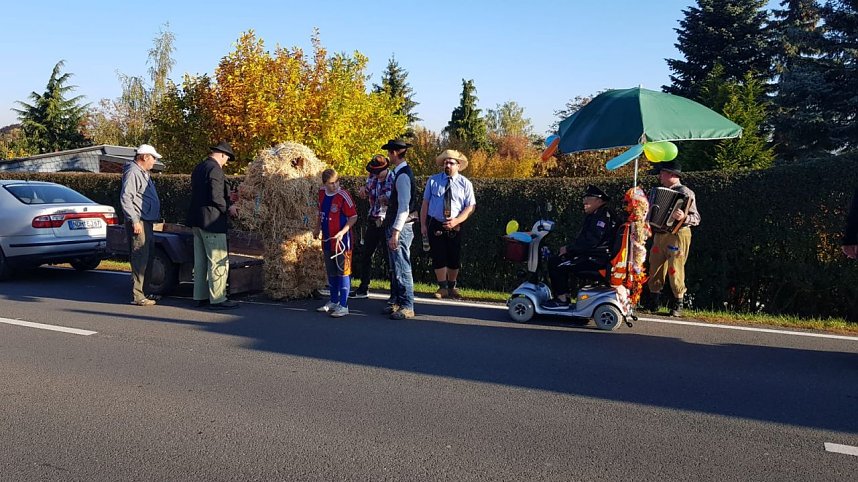 Buntes Treiben zum Kirmesumzug in Kleinwerther