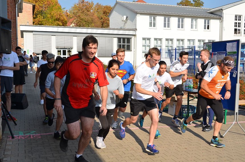 Studierende und Professoren liefen beim ersten Campuslauf gemeinsam gegen die Zeit