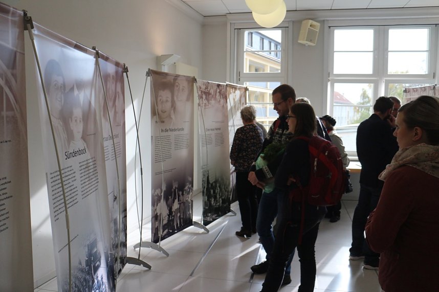 Das Leben der Anne Frank - Ausstellung im Neuen Rathaus er&ouml;ffnet