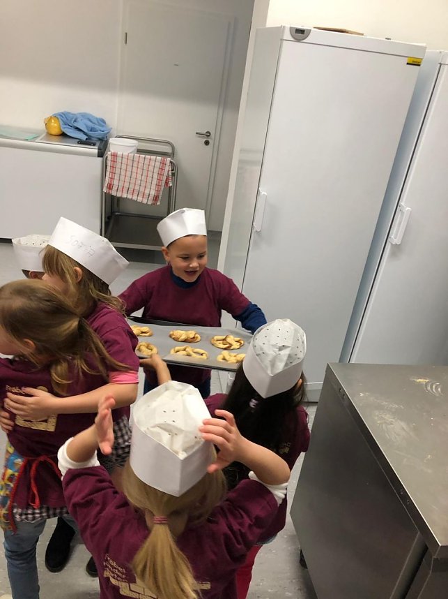 Martinsbrezelbacken im Caf&eacute; mittendrin