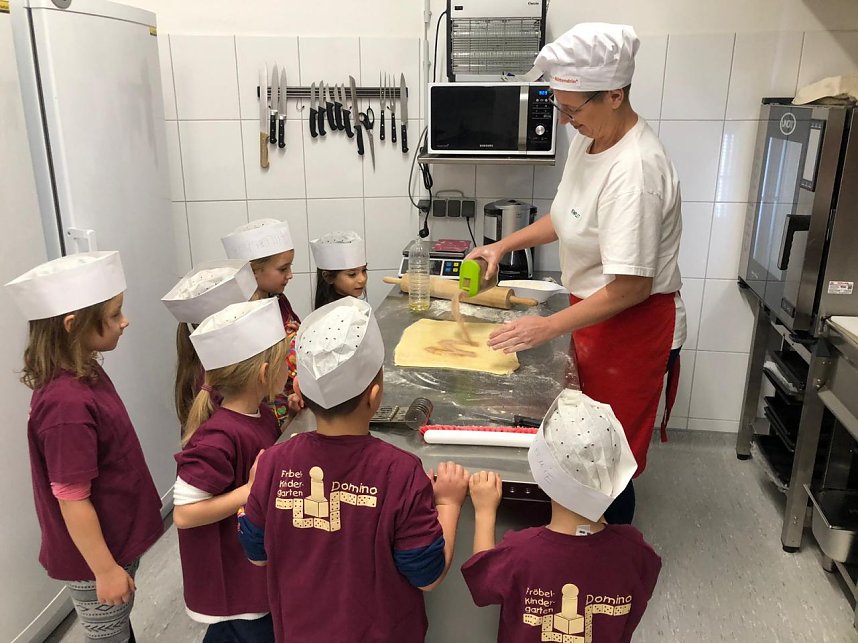 Martinsbrezelbacken im Caf&eacute; mittendrin