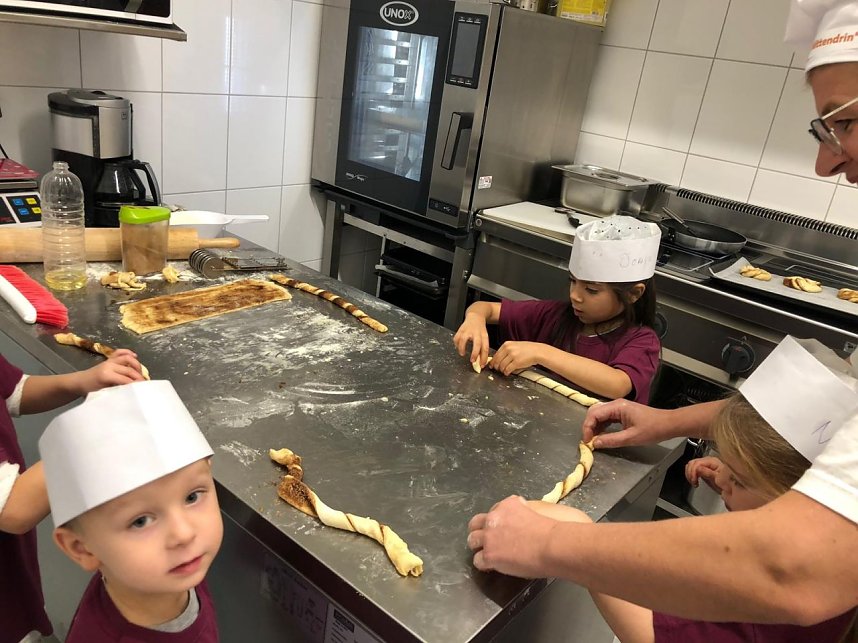 Martinsbrezelbacken im Caf&eacute; mittendrin