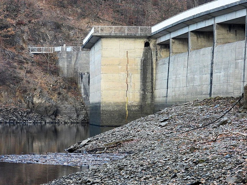 Wenig Wasser in der Talsperre