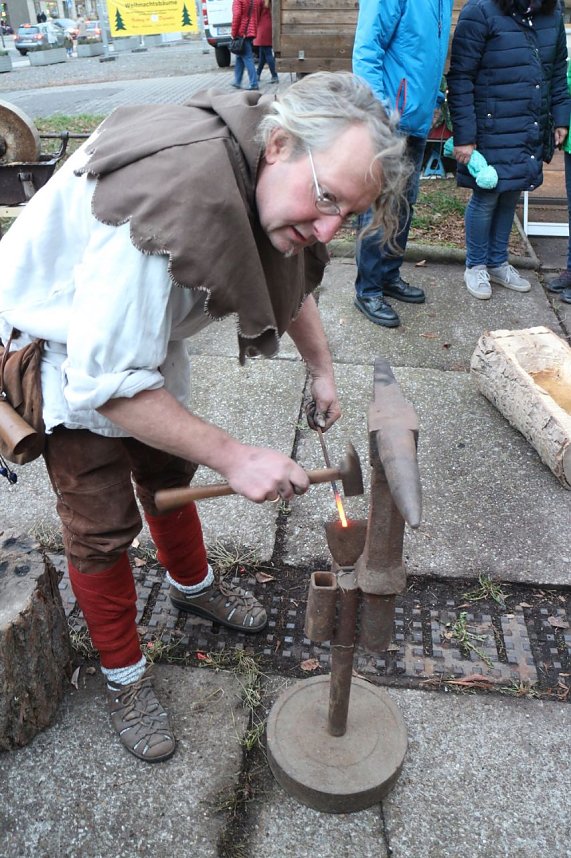 Handwerkermarkt und Theater-Adventskalender