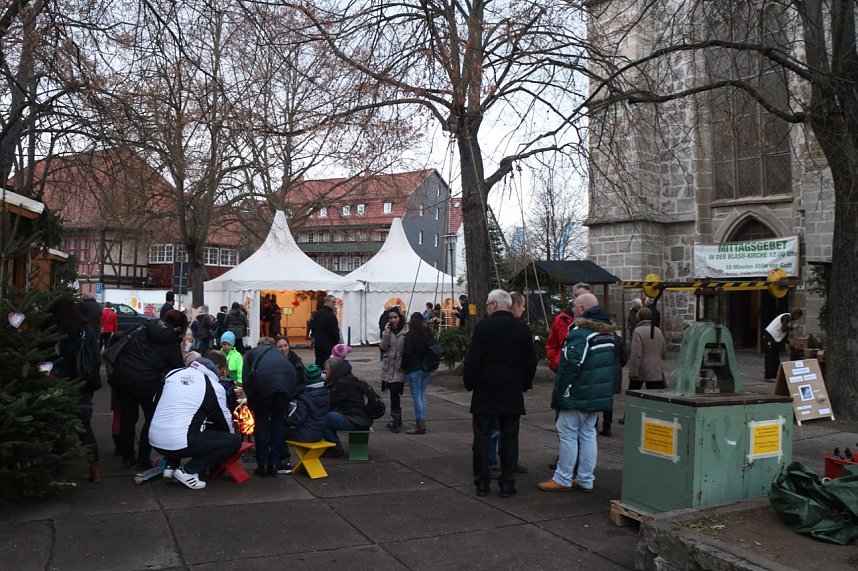Handwerkermarkt und Theater-Adventskalender