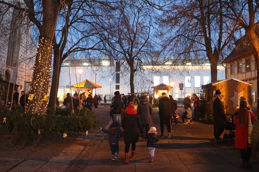 Handwerkermarkt und Theater-Adventskalender