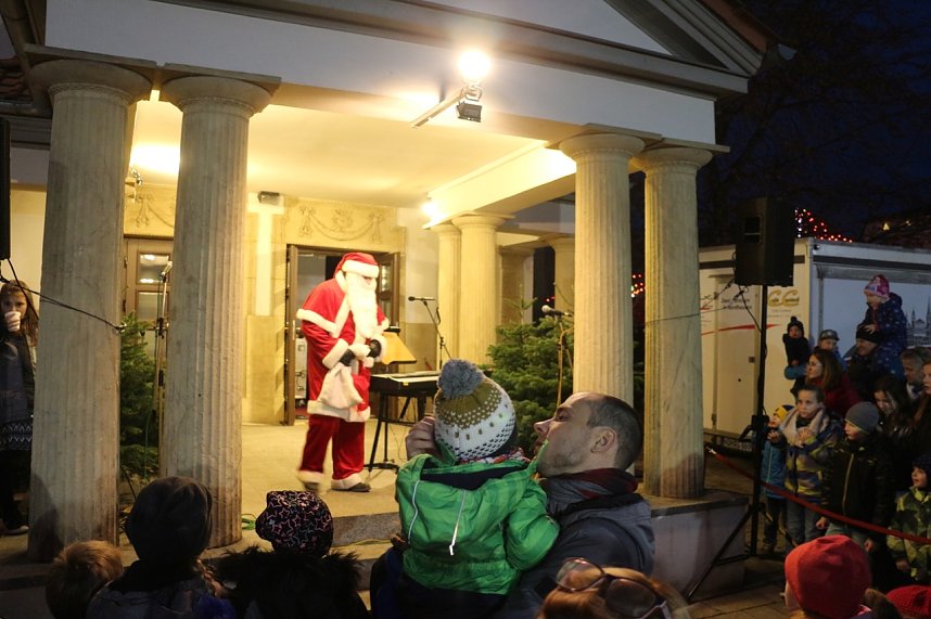 Handwerkermarkt und Theater-Adventskalender