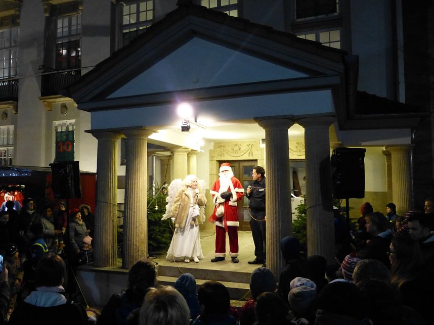 Aufregung am Theater-Adventskalender bei T&uuml;rchen No. 8