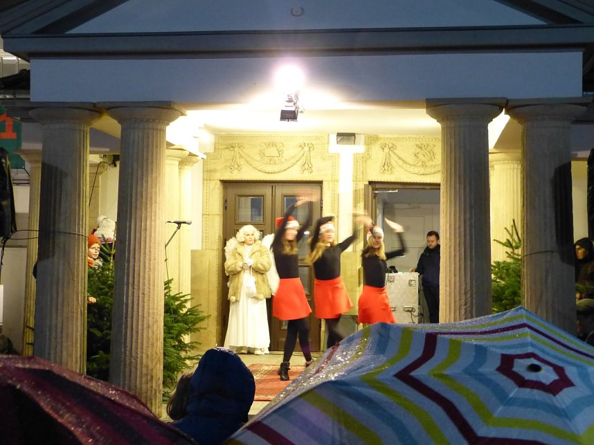 Hinter dem 9. T&uuml;rchen des Theater-Adventskalender verbargen sich die Eleven des Tanzstudio Radeva