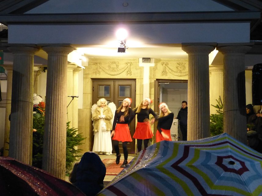 Hinter dem 9. T&uuml;rchen des Theater-Adventskalender verbargen sich die Eleven des Tanzstudio Radeva