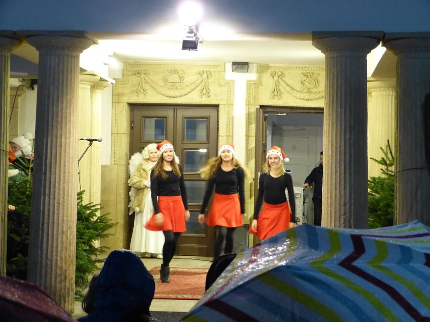 Hinter dem 9. T&uuml;rchen des Theater-Adventskalender verbargen sich die Eleven des Tanzstudio Radeva