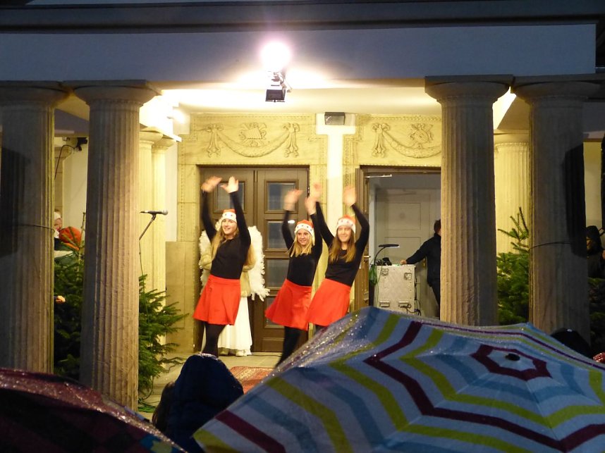 Hinter dem 9. T&uuml;rchen des Theater-Adventskalender verbargen sich die Eleven des Tanzstudio Radeva