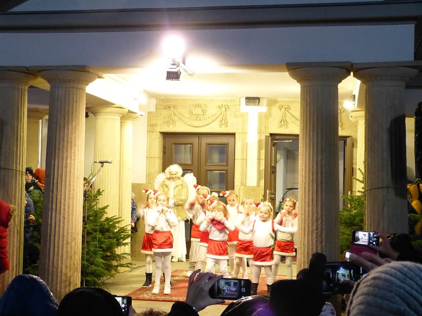 Hinter dem 9. T&uuml;rchen des Theater-Adventskalender verbargen sich die Eleven des Tanzstudio Radeva