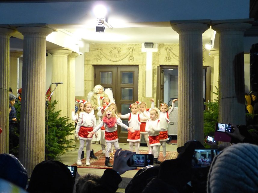 Hinter dem 9. T&uuml;rchen des Theater-Adventskalender verbargen sich die Eleven des Tanzstudio Radeva