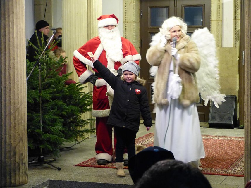 Hinter dem 9. T&uuml;rchen des Theater-Adventskalender verbargen sich die Eleven des Tanzstudio Radeva
