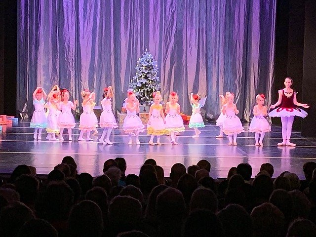 Die Eleven des Tanzstudio Radeva brachten die Geschichte von Clara und ihrem Nussknacker auf die B&uuml;hne