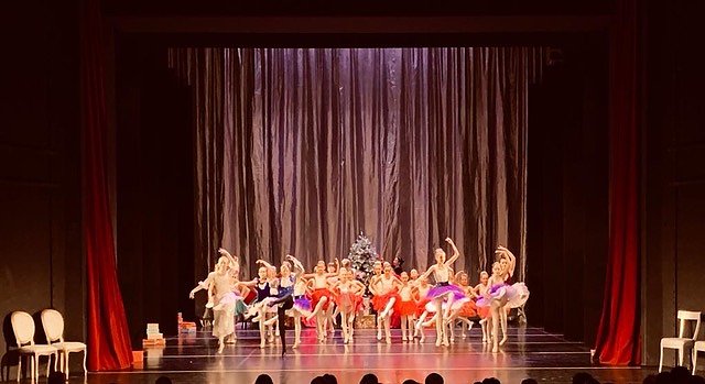 Die Eleven des Tanzstudio Radeva brachten die Geschichte von Clara und ihrem Nussknacker auf die B&uuml;hne