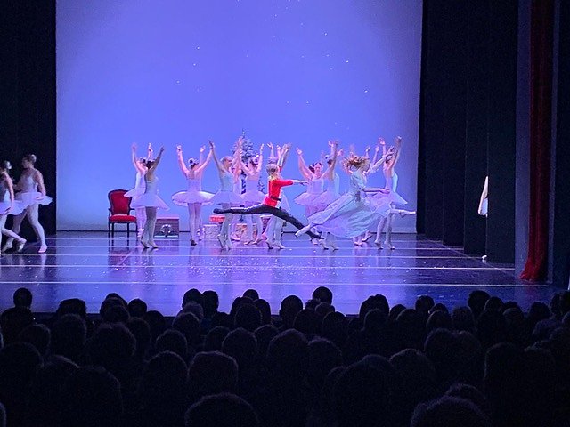 Die Eleven des Tanzstudio Radeva brachten die Geschichte von Clara und ihrem Nussknacker auf die B&uuml;hne