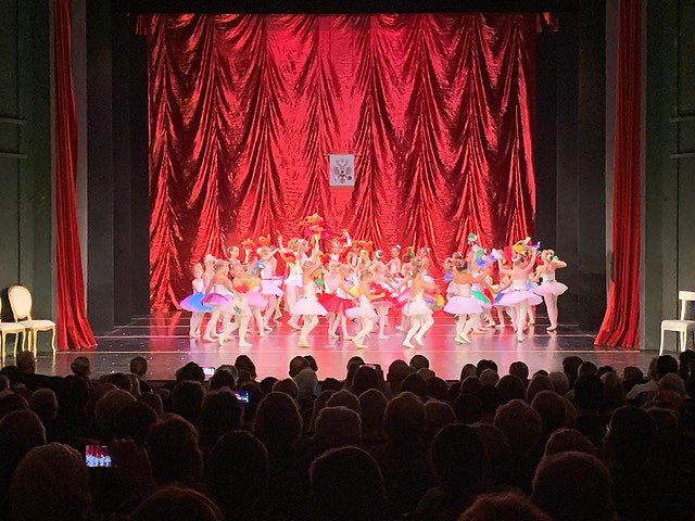 Die Eleven des Tanzstudio Radeva brachten die Geschichte von Clara und ihrem Nussknacker auf die B&uuml;hne