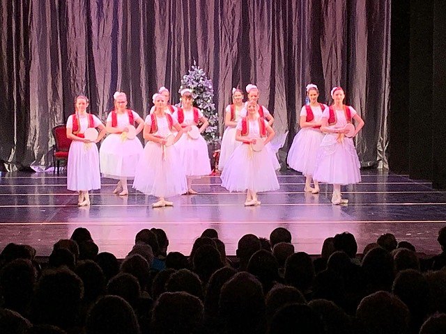 Die Eleven des Tanzstudio Radeva brachten die Geschichte von Clara und ihrem Nussknacker auf die B&uuml;hne