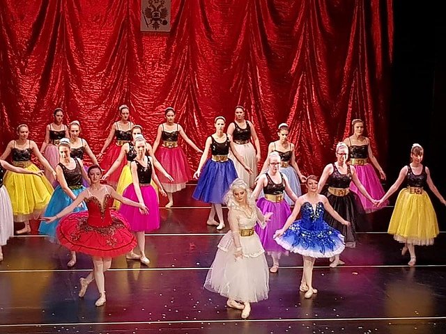 Die Eleven des Tanzstudio Radeva brachten die Geschichte von Clara und ihrem Nussknacker auf die B&uuml;hne