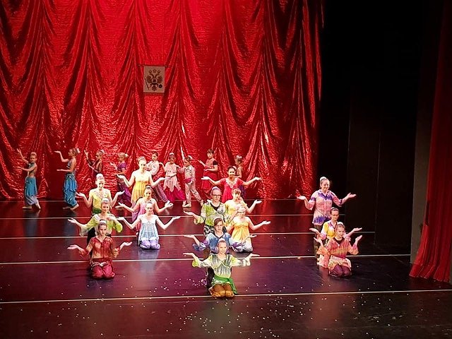 Die Eleven des Tanzstudio Radeva brachten die Geschichte von Clara und ihrem Nussknacker auf die B&uuml;hne