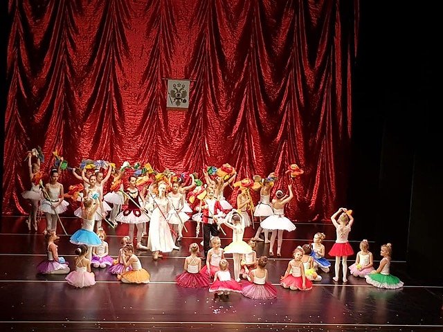 Die Eleven des Tanzstudio Radeva brachten die Geschichte von Clara und ihrem Nussknacker auf die B&uuml;hne